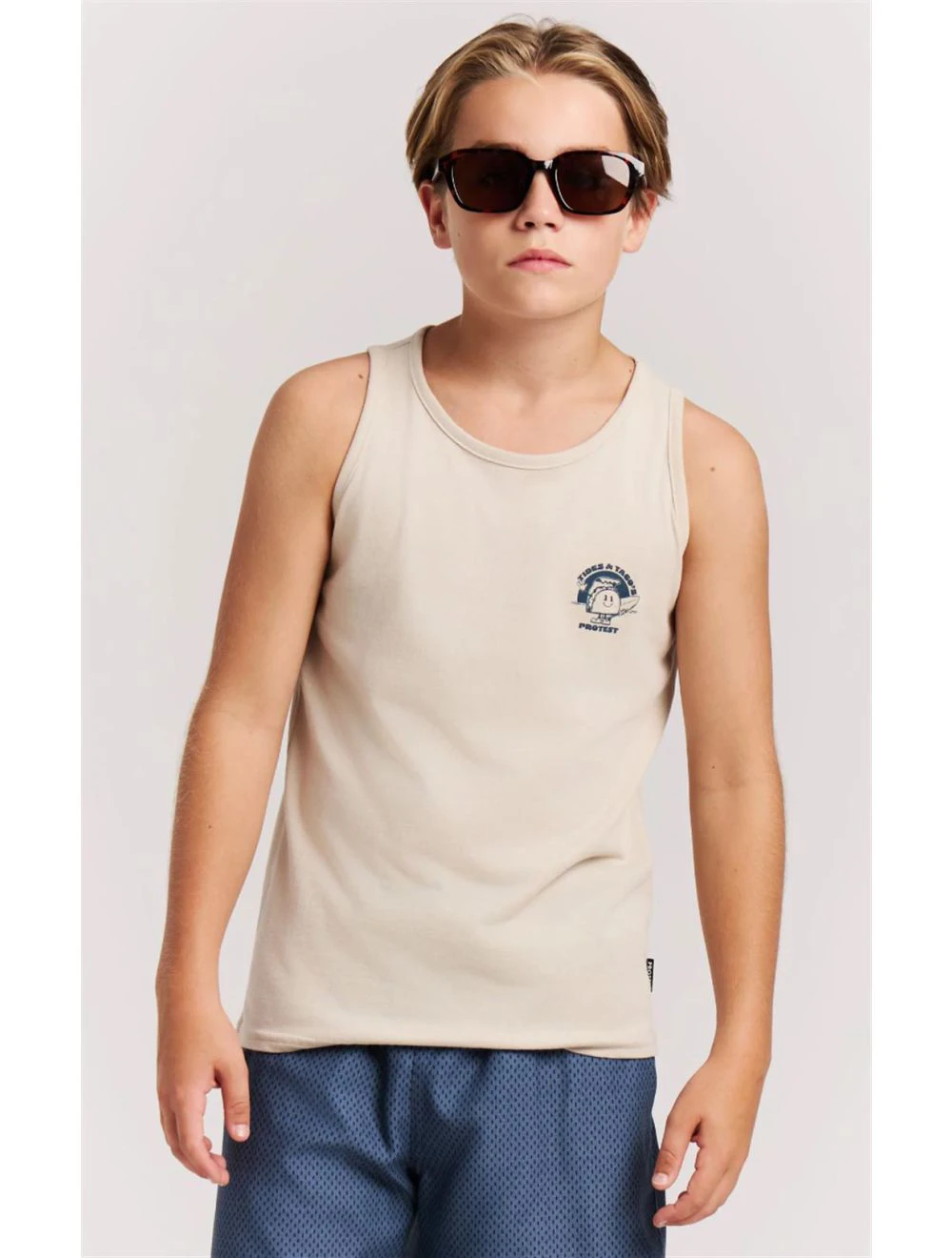 That is a Top Protest PRTRemix JR singlet Kitoffwhite Kitoffwhite